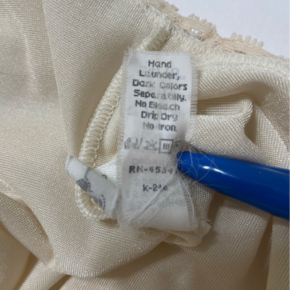 VINTAGE Cabernet Womens Cream V-Neck Princess Line Full Slip Size 34 - Picture 6 of 8